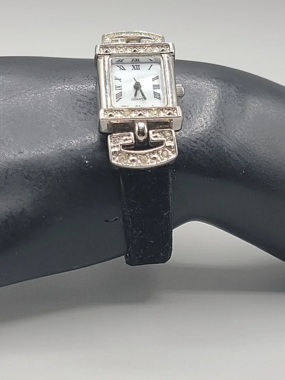Vintage Avon Crystal Rhinestone Ladies Quartz Watch 7.5